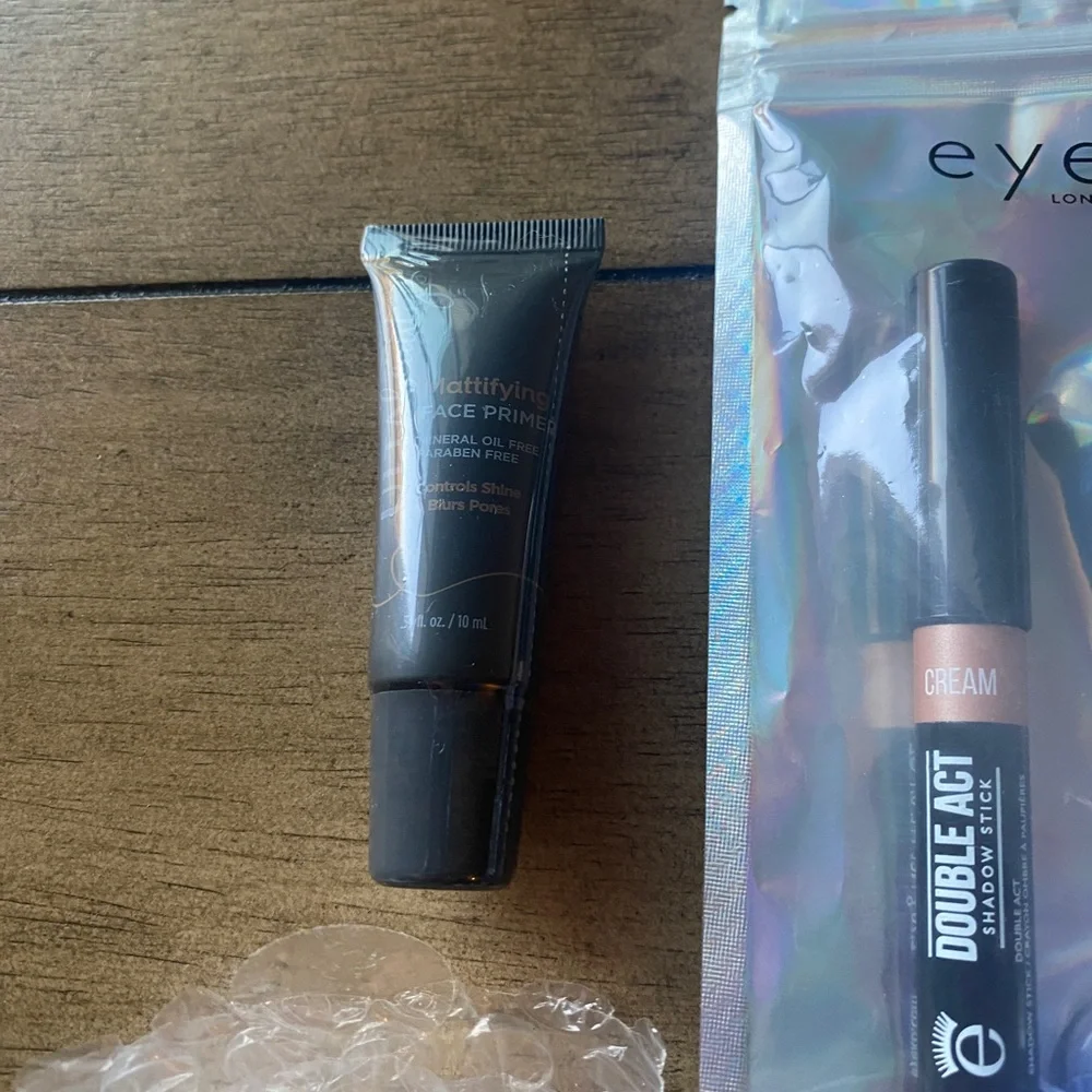 Makeup bundle - eyeshadow stick, moisturizer, eyeshadow primer, highlighter - Picture 5 of 5